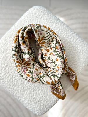 foulard-indien-grand-grand format-caramel-fleurs-imprimé-vert-blanc