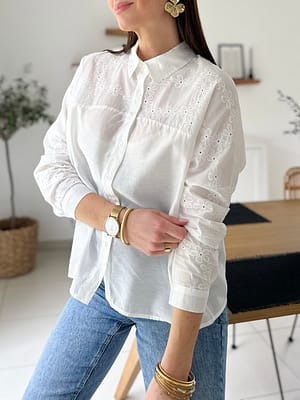 chemise-blanche-mancheslongues-detail-fleurs-brodees-colclassique