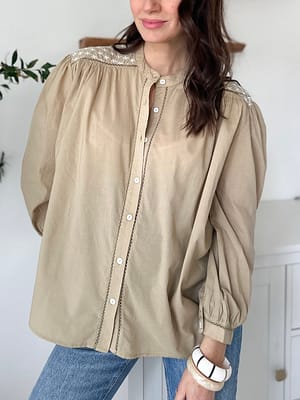 chemise-camel-mancheslongues-broderies-epaules
