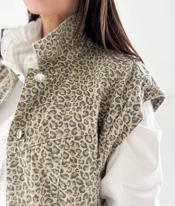 veste-denim-sansmanches-imprimé-motif-léopard