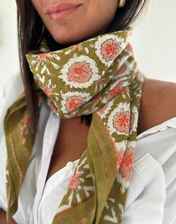 foulard-grandformat-blockprint-indien-imprimée-motifs-fleurs-blanc-olive-rose