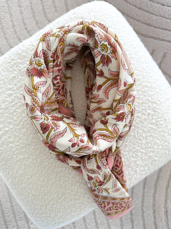 foulard-grandformat-blockprint-indien-imprimée-motifs-fleurs-rose-blanc-écru