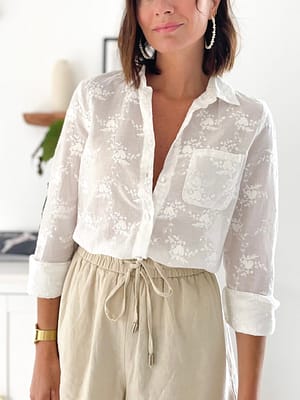 chemise blanche avec ses broderies fleuries