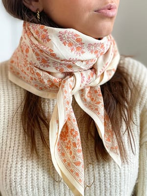 foulard-grandformat-blockprint-indien-imprimée-motifs-fleurs-rose-blanc-orange