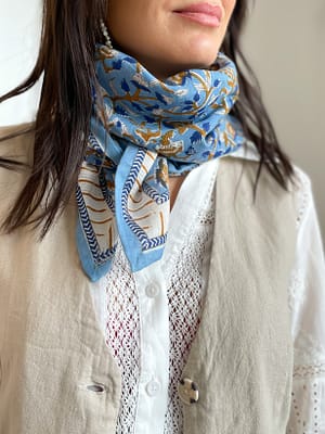 foulard-indien-grand-grand format-nako-azur-fleurs-imprimé-bleu--blanc-camel