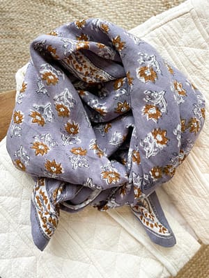 foulard-indien-grand-grandformat-punam-grissouris-fleurs-imprimé-gris-blanc-camel