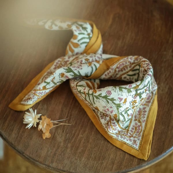 foulard-indien-petit-caramel-fleurs-imprimé-vert-blanc