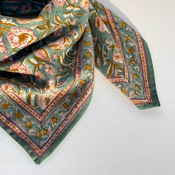foulard-indien-grand-grand format-jaya-eucalyptus-fleurs-imprimé-vert-blanc-rose