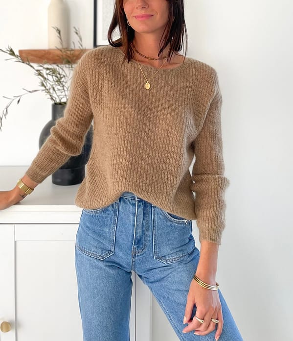 Pull-maille-taupe-boutonsdansledos-maugconceptstore-laine-mohair-mancheslongues