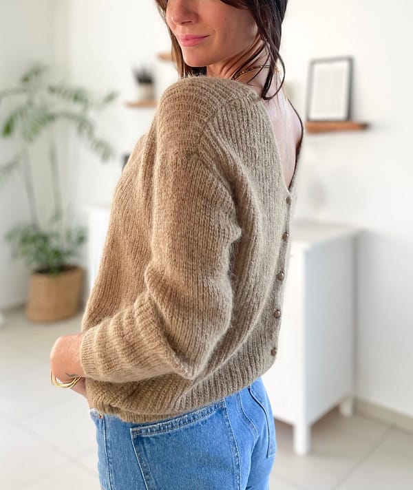 Pull-maille-taupe-boutonsdansledos-maugconceptstore-laine-mohair-mancheslongues