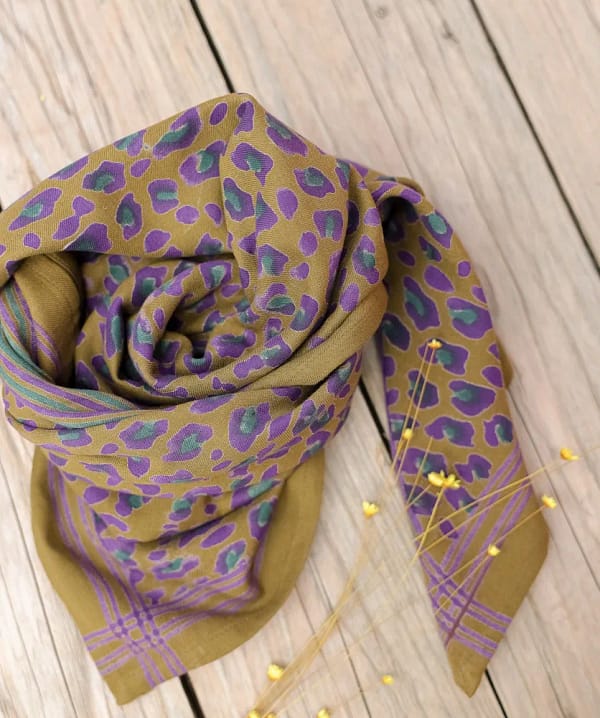 foulard-indien-grandformat-leopard-imprimé-kaki-violet