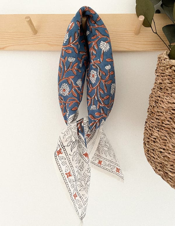foulard-indien-imprimé-fleurs-bleu -blanc-camel-blockprint
