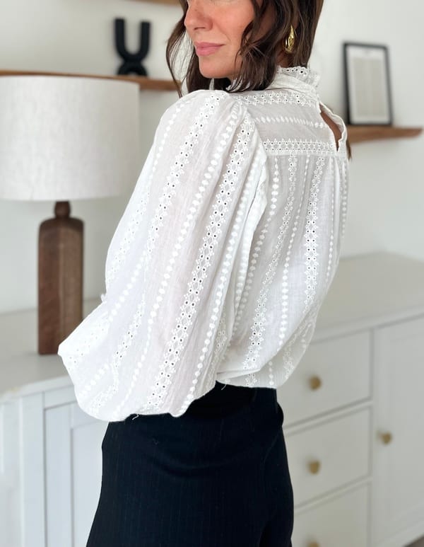 Blouse-blanche-col-montant