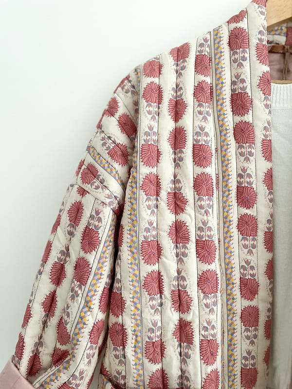 Veste-matelassée-mancheslongues-rose-blanche-viscose-poches-sanscol-motifs-fleuries
