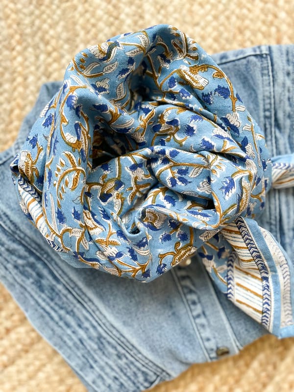 foulard-indien-grand-grand format-nako-azur-fleurs-imprimé-bleu--blanc-camel