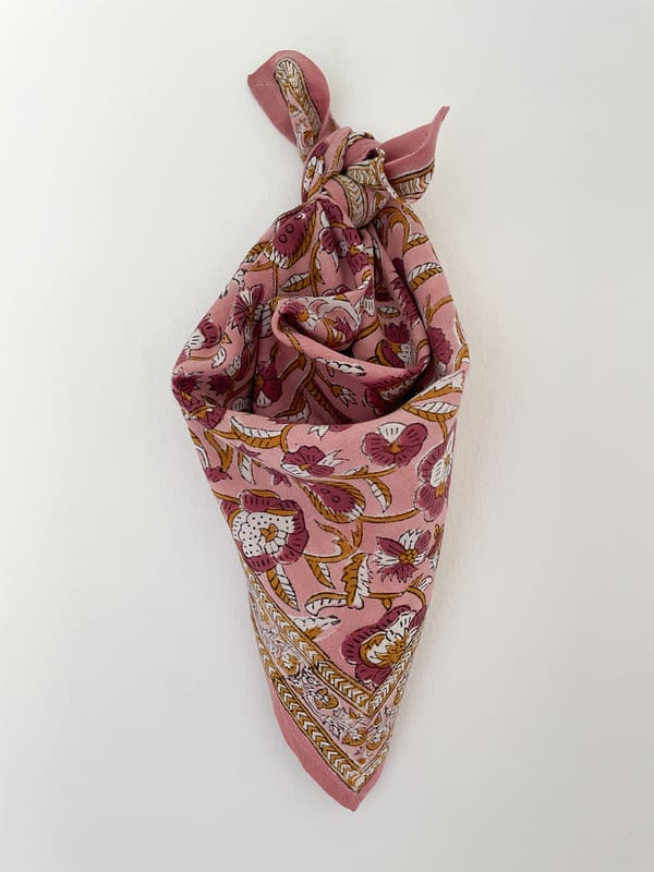 petitfoulard-indien-blockprint-50cm-carré-imprimé-motifs-fleurs-rose-blanc-camel