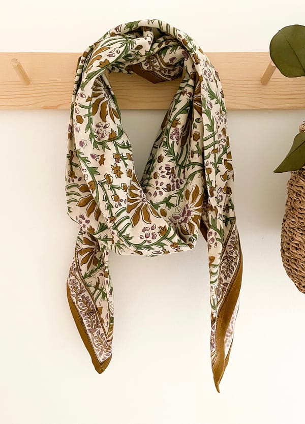 foulard-indien-grand-grand format-caramel-fleurs-imprimé-vert-blanc