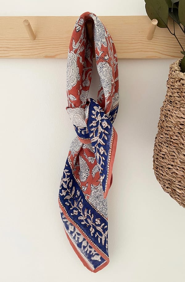 foulard-indien-imprimé-fleurs-rouge-bleu -blanc-blockprint